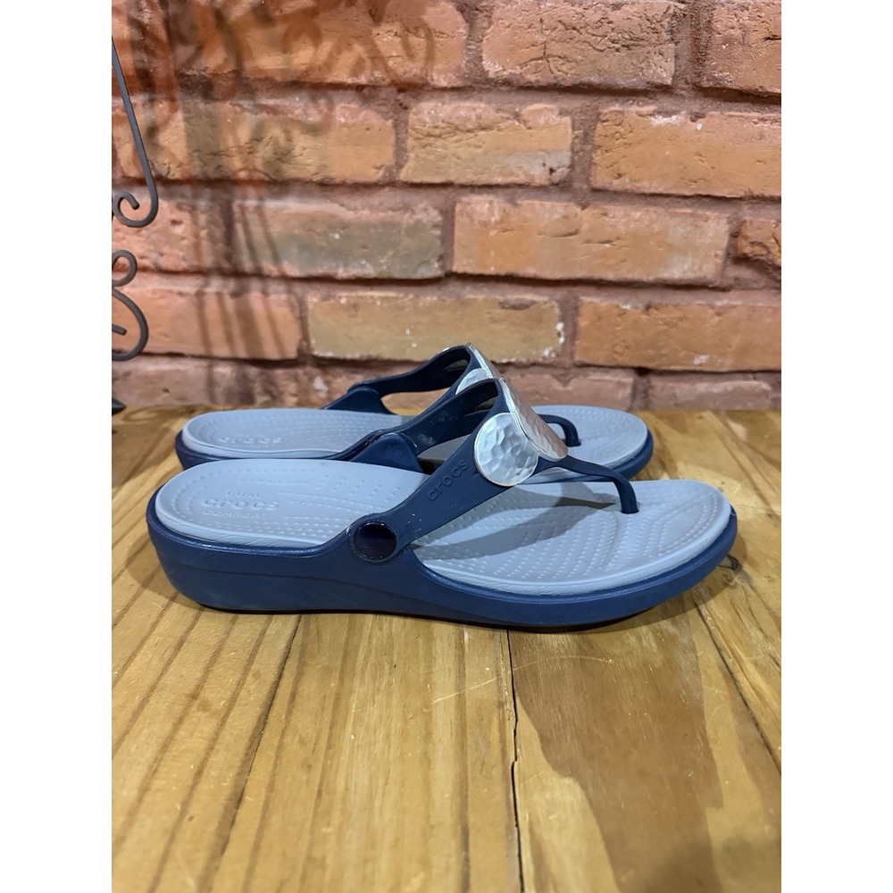 CROCS Sanrah Women's 9 Silver Hammered Circle Rings BLUE Wedge Sandals - Picture 2 of 10